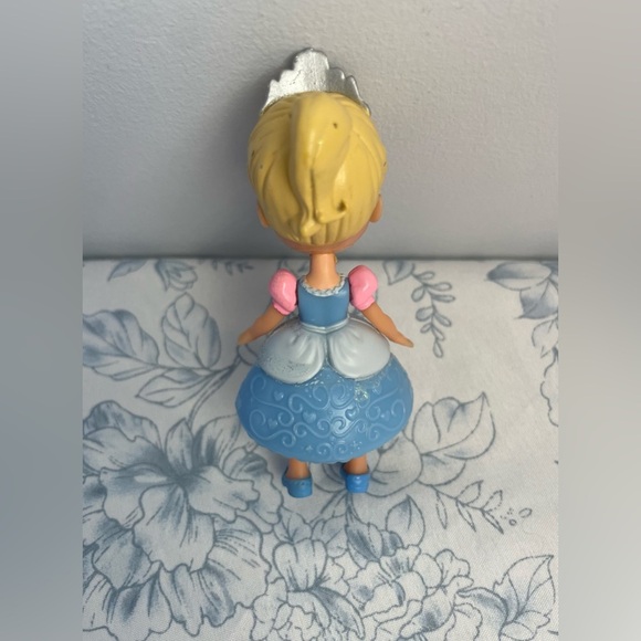 Disney Cinderella Posable Mini Princess in  Sparkly Blue Dress - Picture 5 of 6